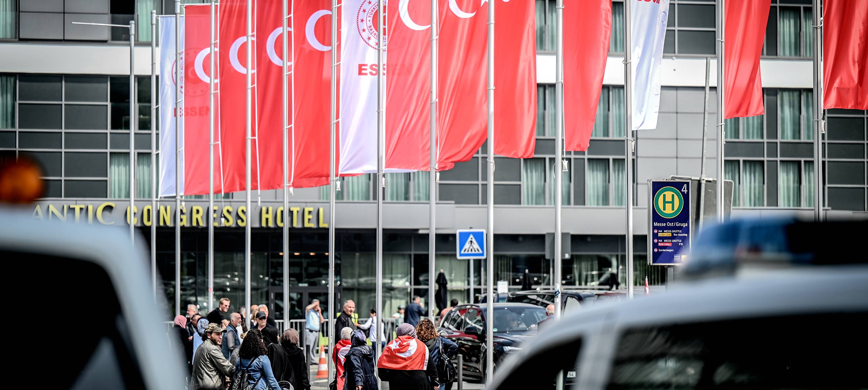Türkische Flaggen vor der Essener Grugahalle