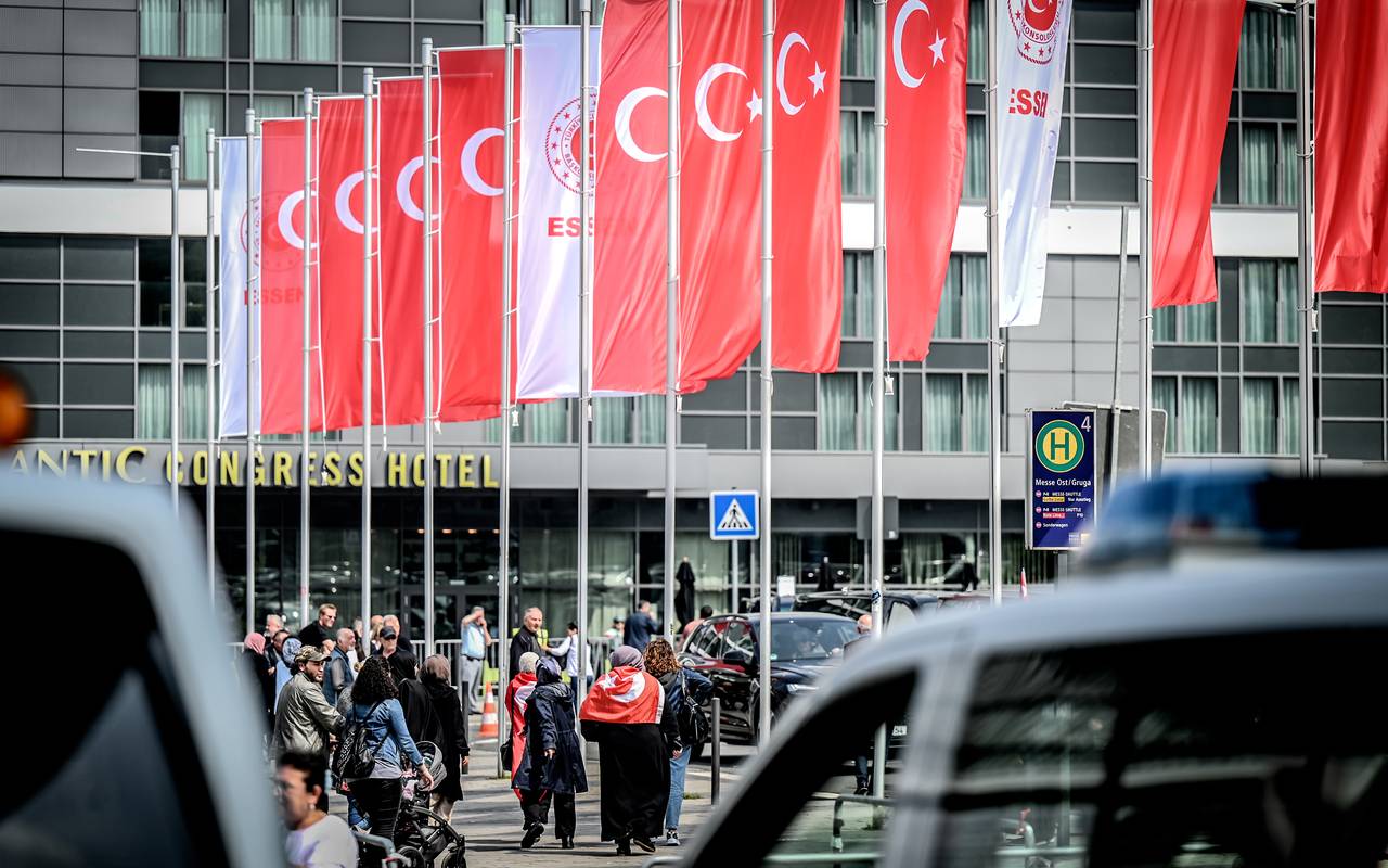 Türkische Flaggen vor der Essener Grugahalle