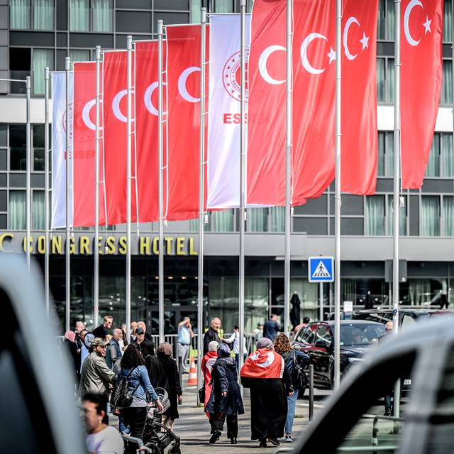 Türkische Flaggen vor der Essener Grugahalle