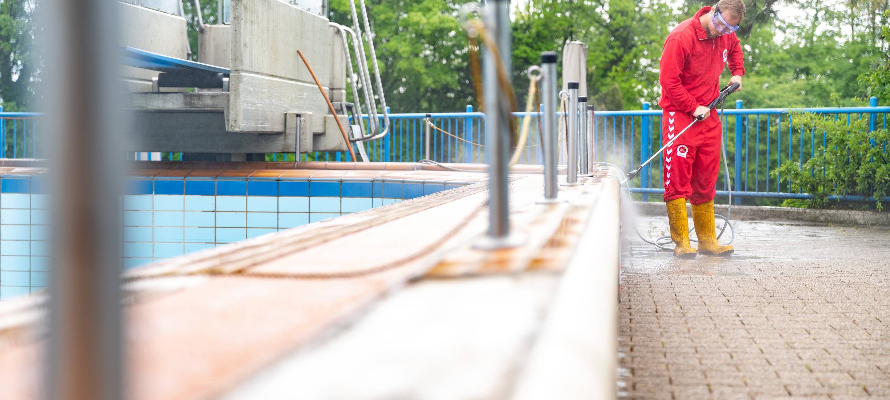 Das Freibad-Becken im Sport Paradies wird saubergemacht