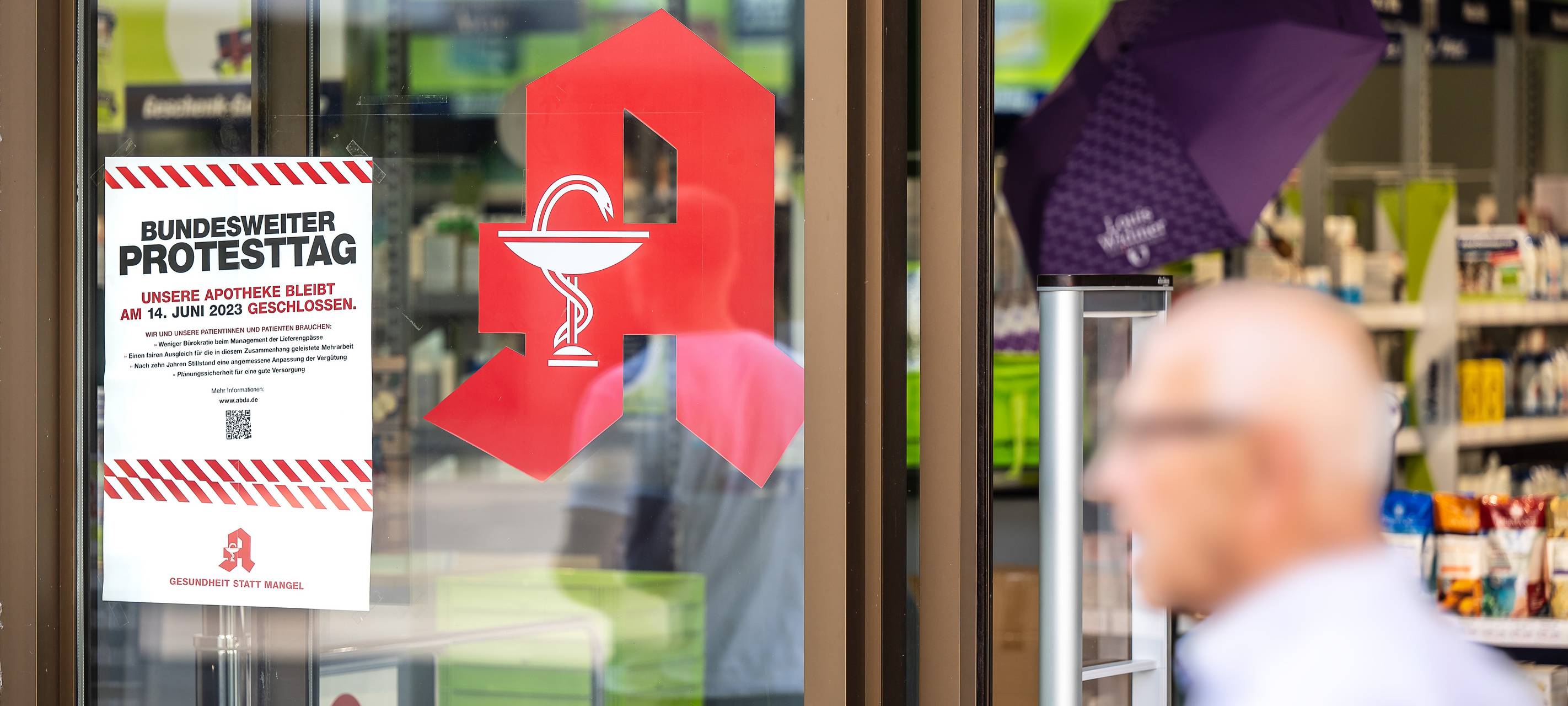 Hinweisschild an einer Apotheke