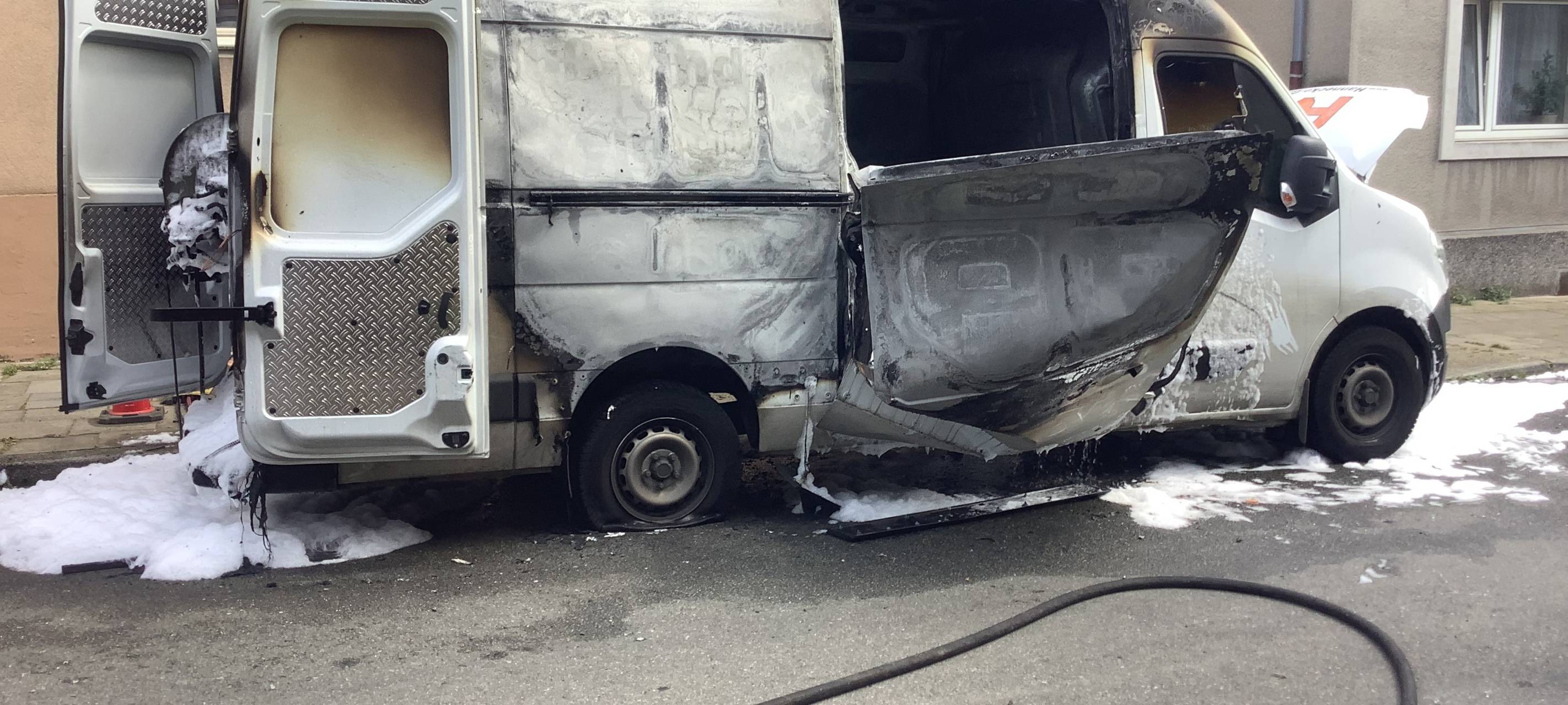 Ausgebrannter Kleintransporter in Gelsenkirchen-Buer