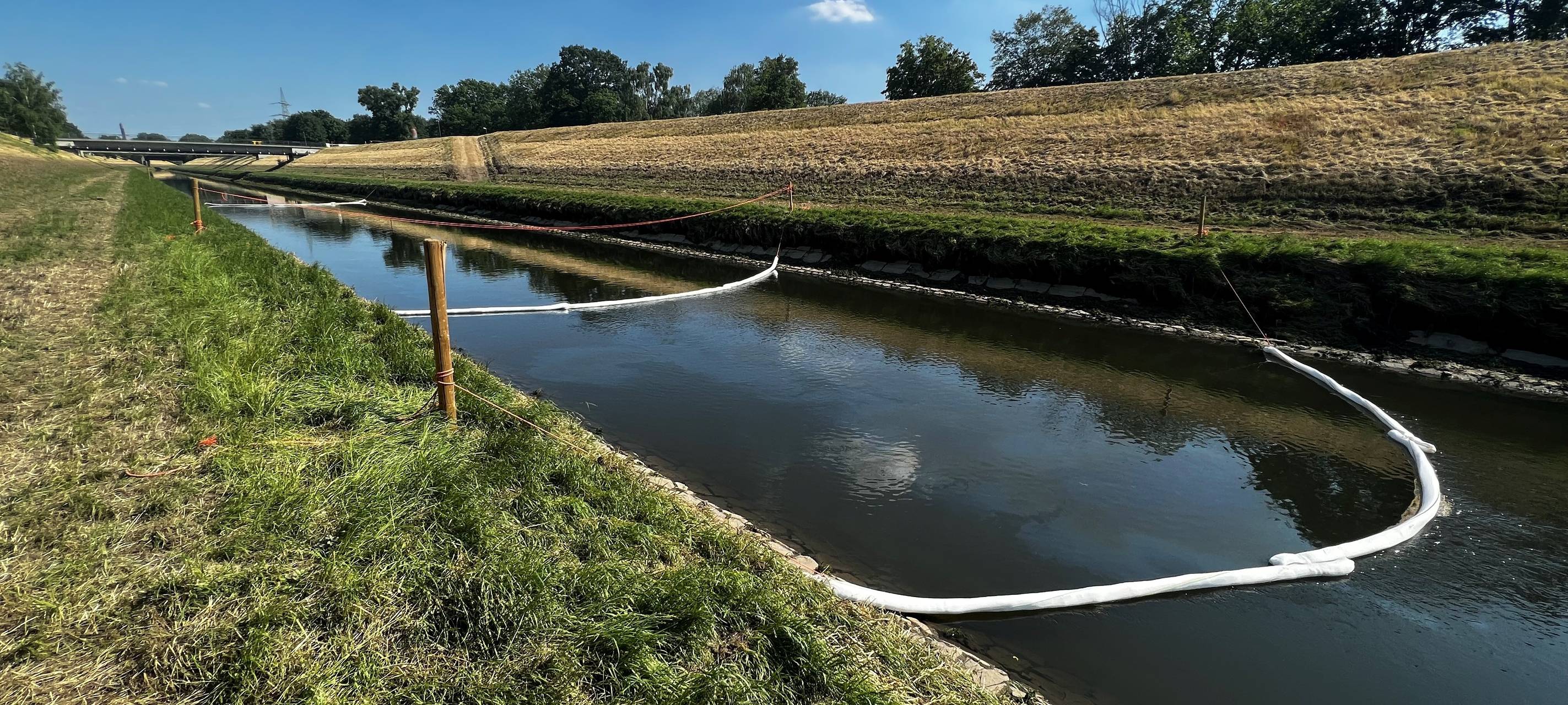 Ölsperren mit Schläuchen auf der Emscher