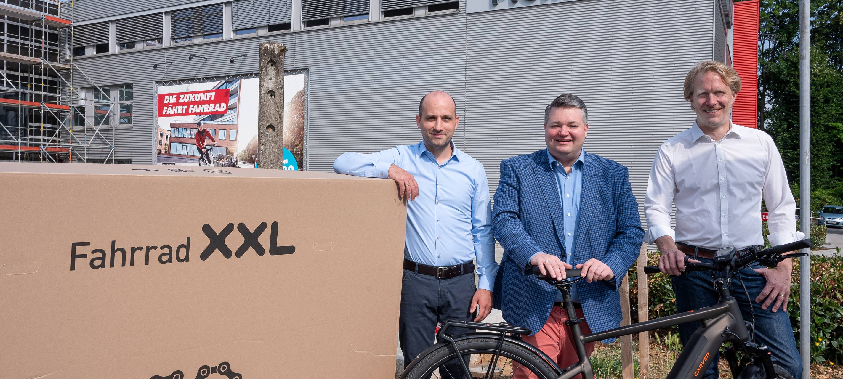 Pressefoto mit Fahrrad XXL Meinhövel - der Gelsenkirchener Händler vergrößert sich