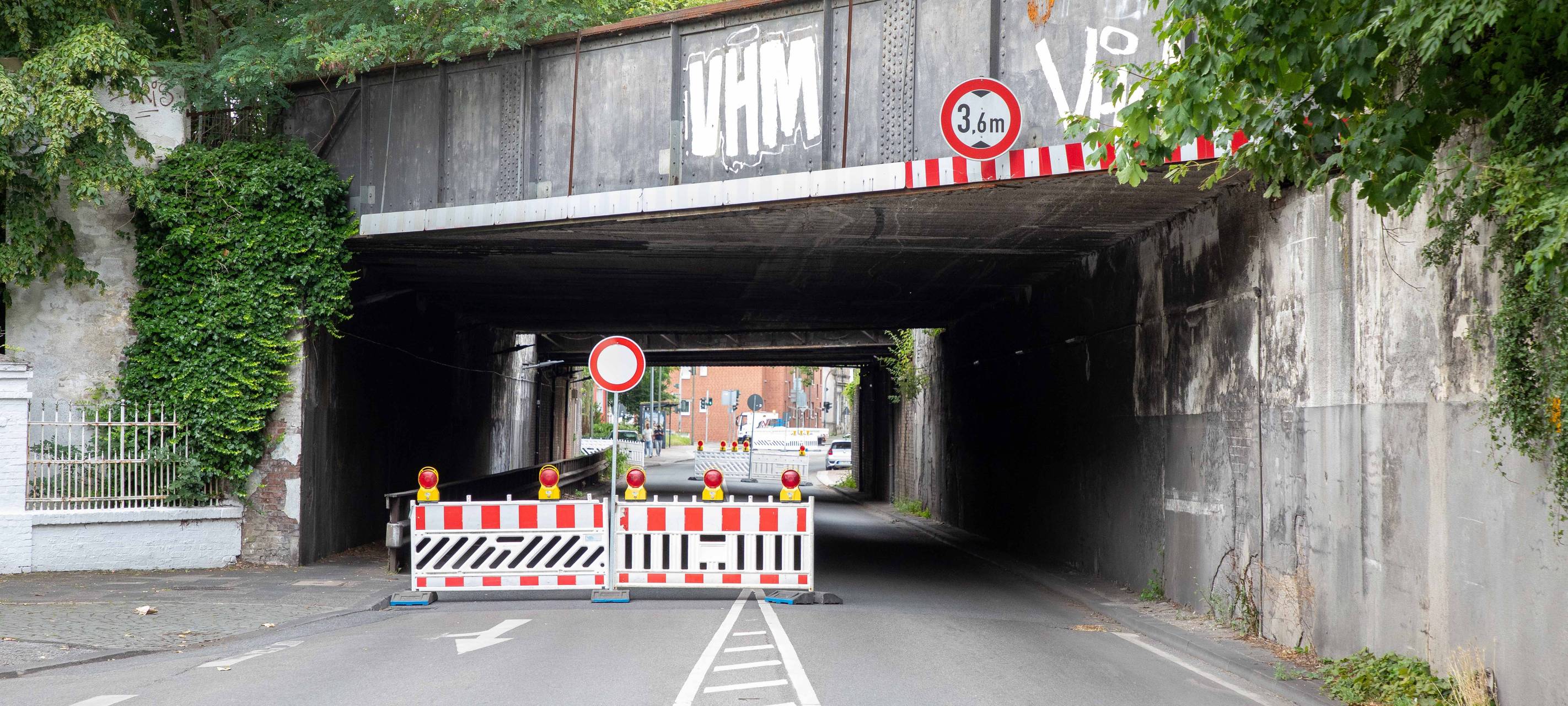 Die gesperrte Brücke an der Prosperstraße in Bottrop-Batenbrock