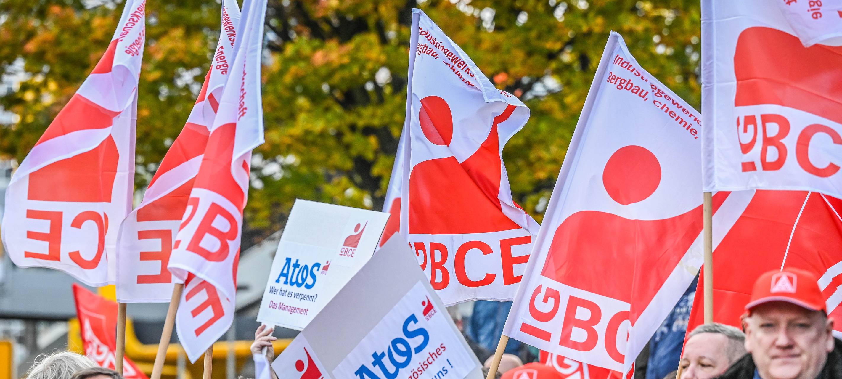 Medizinlabor-Mitarbeiter demonstrieren im Stadtgarten