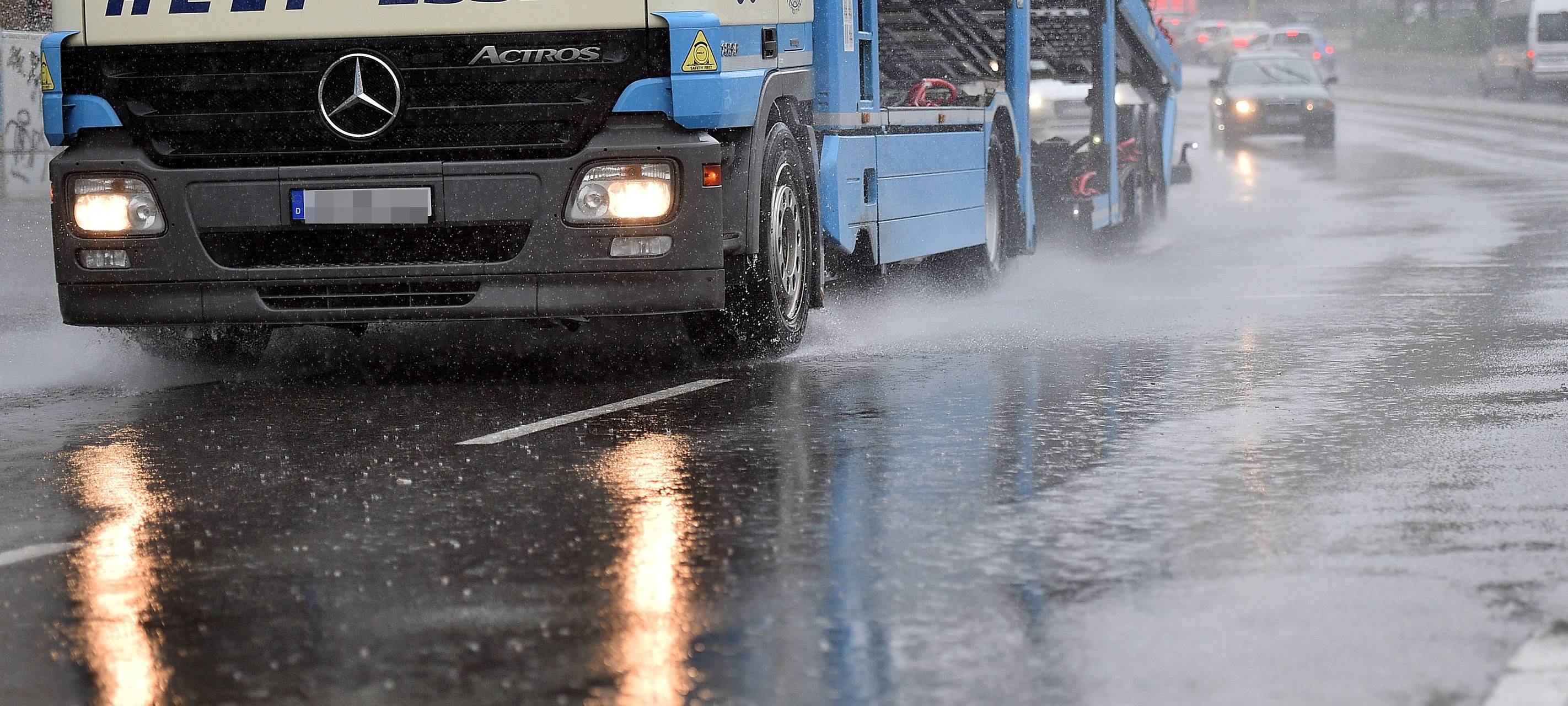 Aquaplaning-Gefahr auf der A40 bei Dauerregen