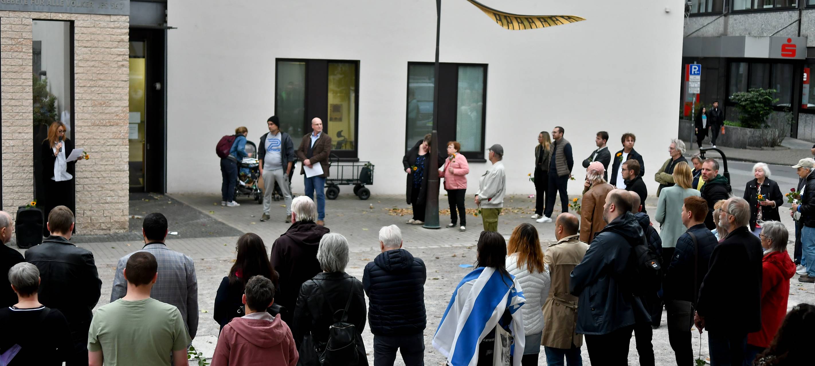 Mahnwache vor der Gelsenkirchener Synagoge