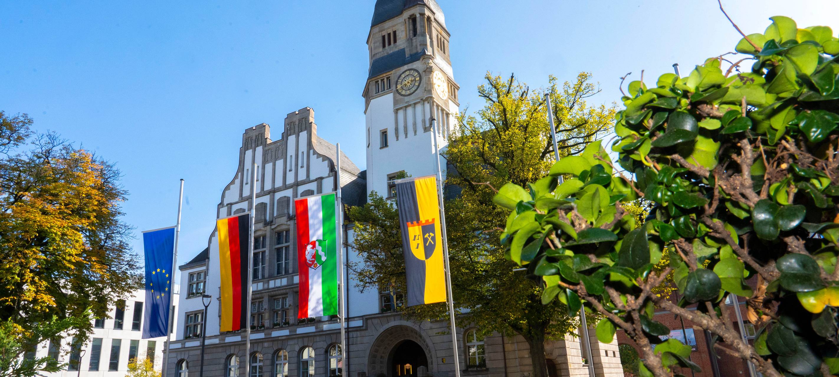 Flaggen auf halbmast Rathaus Gladbeck