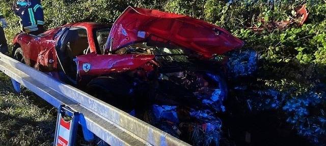 Ferrari bei Gelsenkirchen zu Schrott gefahren