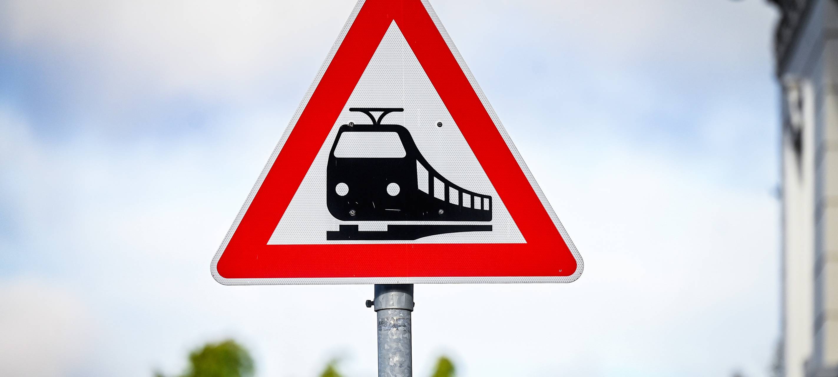 Betrunkene Autofahrerin stößt mit Güterzug zusammen