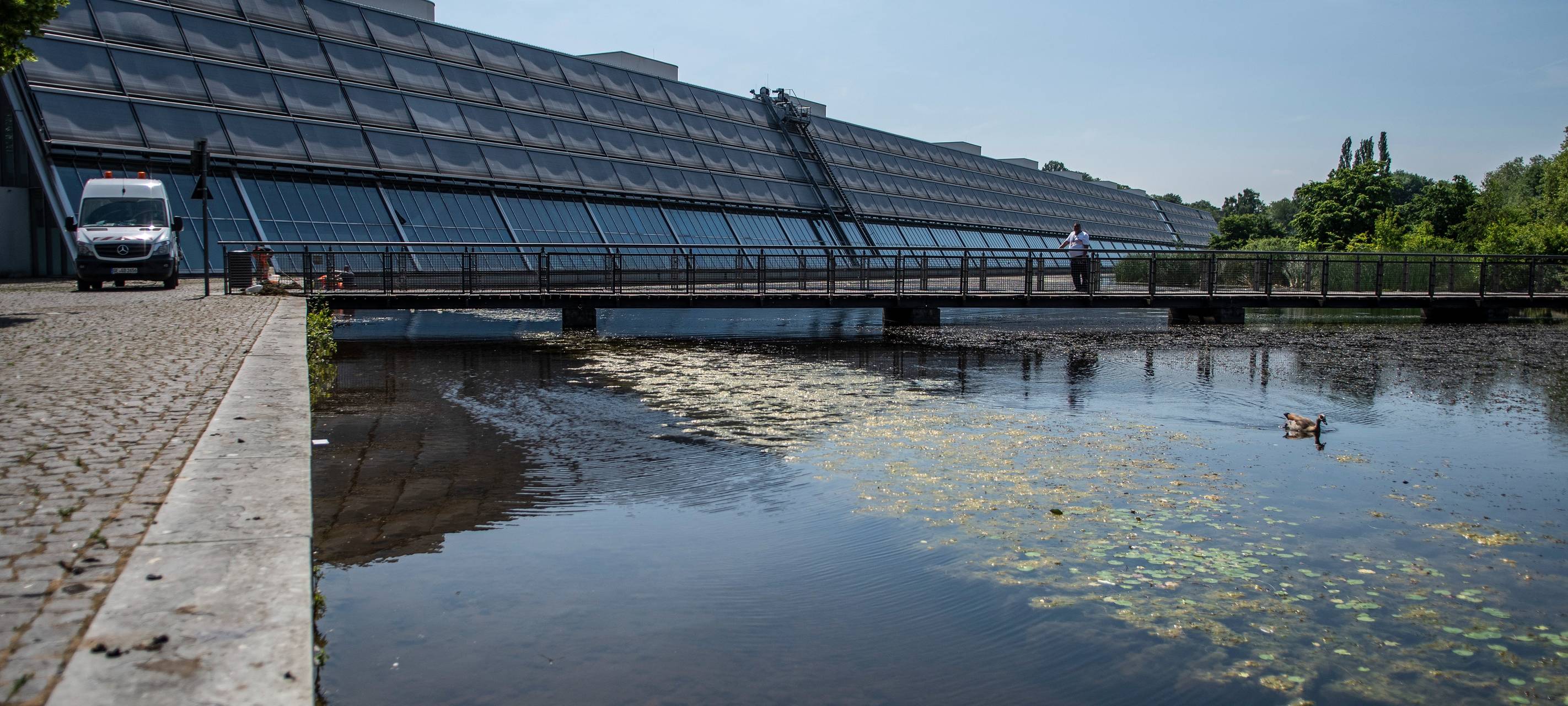 Gelsenkirchen: Polizei birgt E-Scooter aus einem Teich