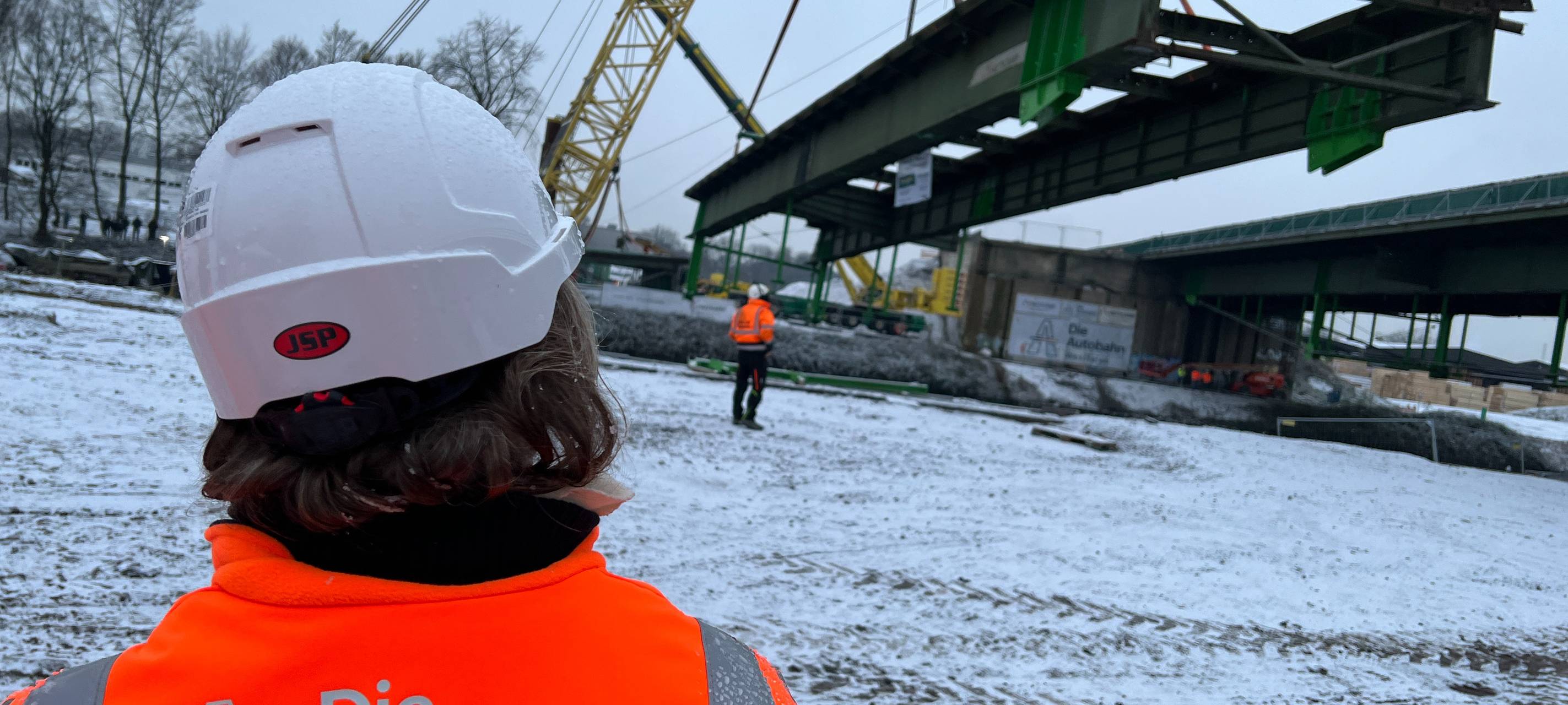 Spektakuläre Brückenarbeiten auf der A43