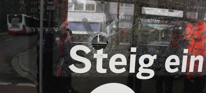 Billardkugel durchlöchert Busscheibe