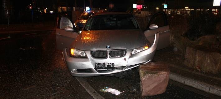 Verfolgungsfahrt endet vor großem Stein