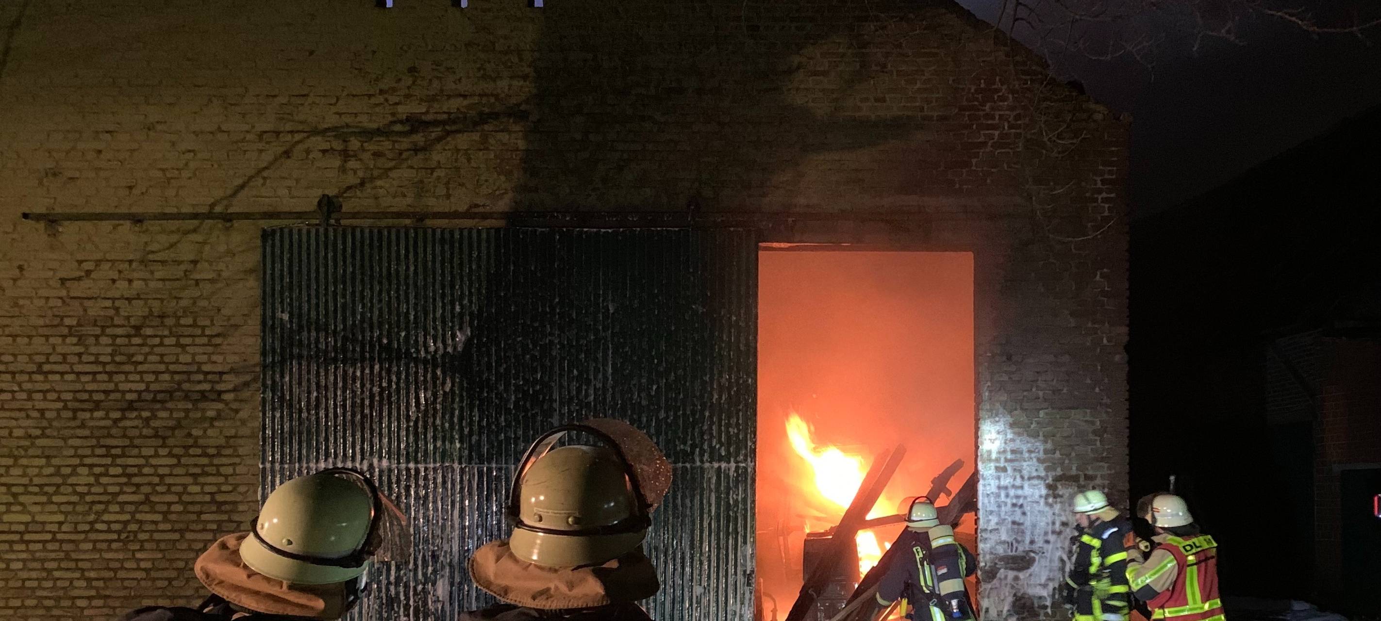 Scheunenbrand in Gladbeck: B224 in der Nacht gesperrt