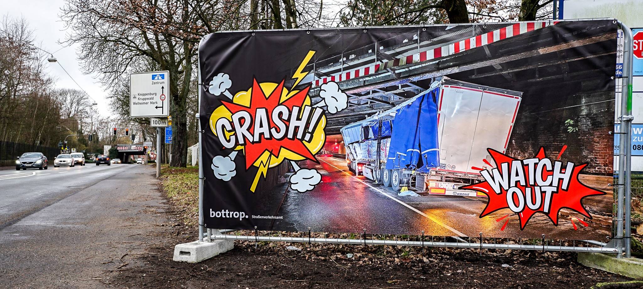 Trotz grellem Banner: LKW hängt schon wieder in Bottrop fest