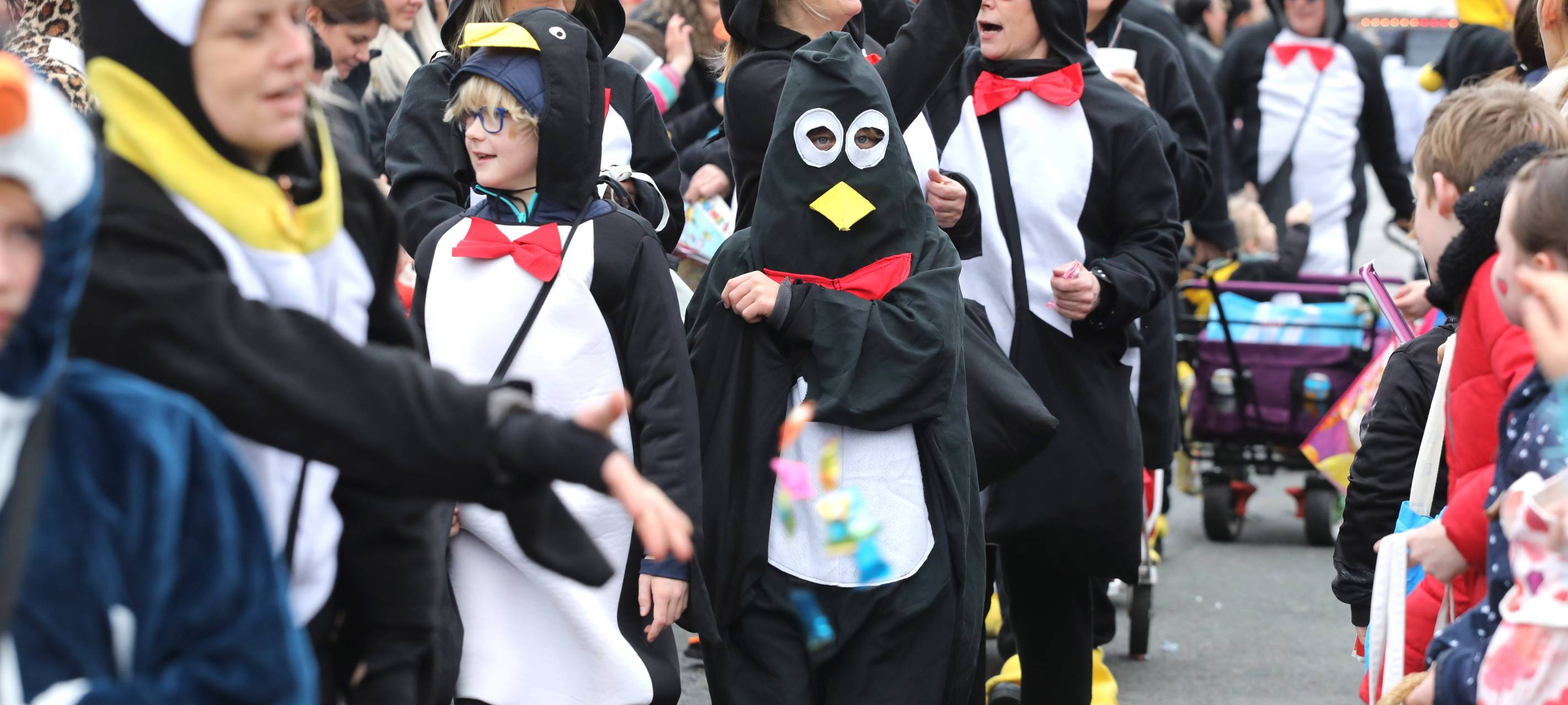 Schubkarrenumzug zieht durch Gladbeck-Rosenhügel