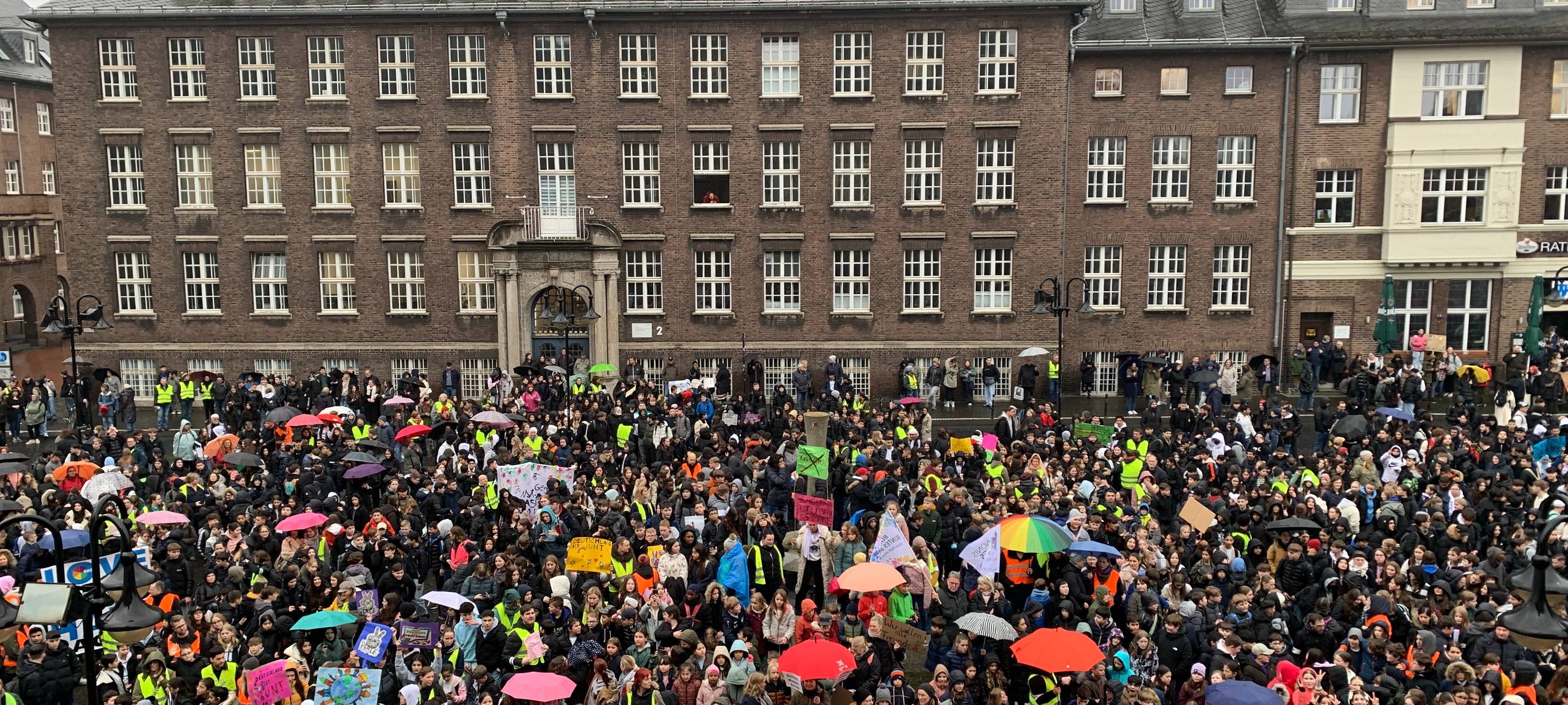 Sternmarsch: Bottroper Schüler demonstrieren für Demokratie