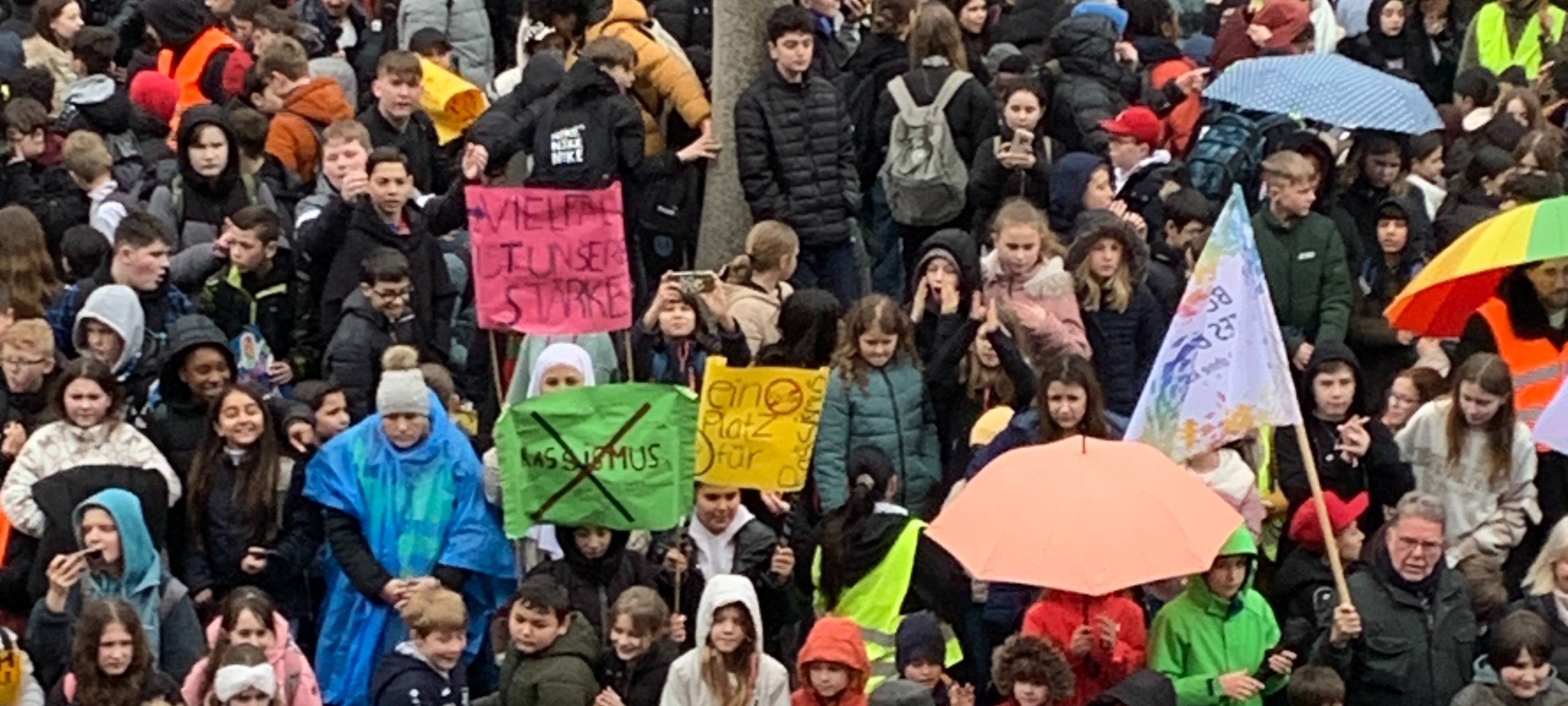 Sternmarsch: Bottroper Schüler demonstrieren für Demokratie