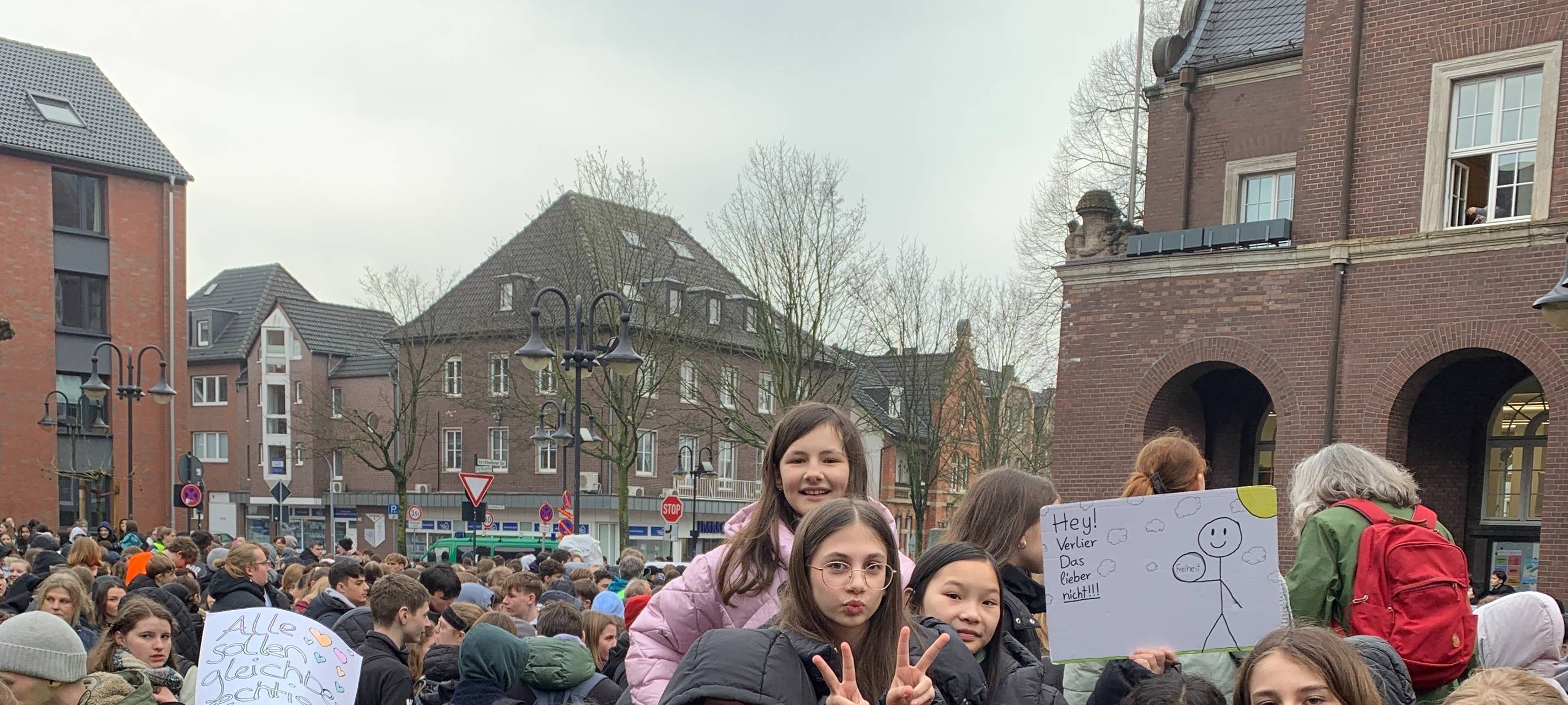 Sternmarsch: Bottroper Schüler demonstrieren für Demokratie