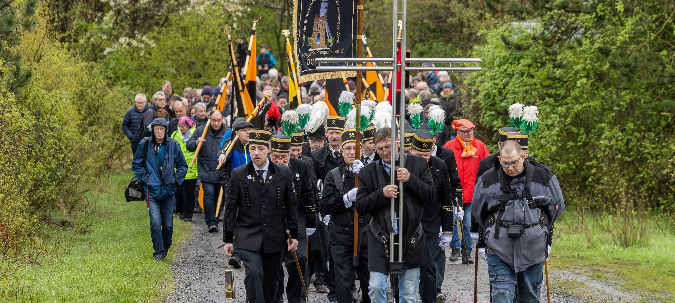 Trotz Regen: 800 Menschen auf der Halde Haniel