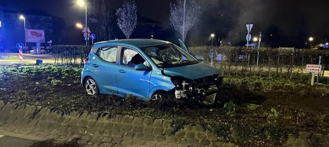 Bottroper fährt in bepflanzte Kreisverkehr-Mitte