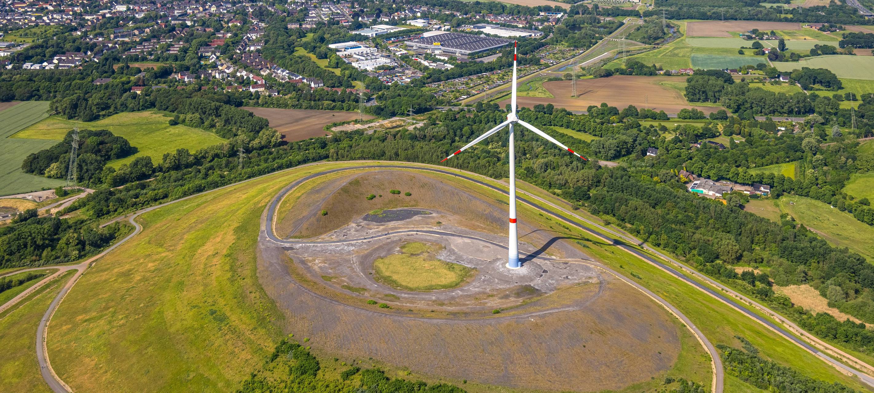 Das Windrad auf der Gladbecker Mottbruchhalde aus der Luft