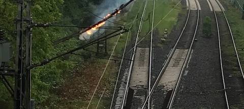 Brennender Baum blockiert Bahnstrecke in Bottrop