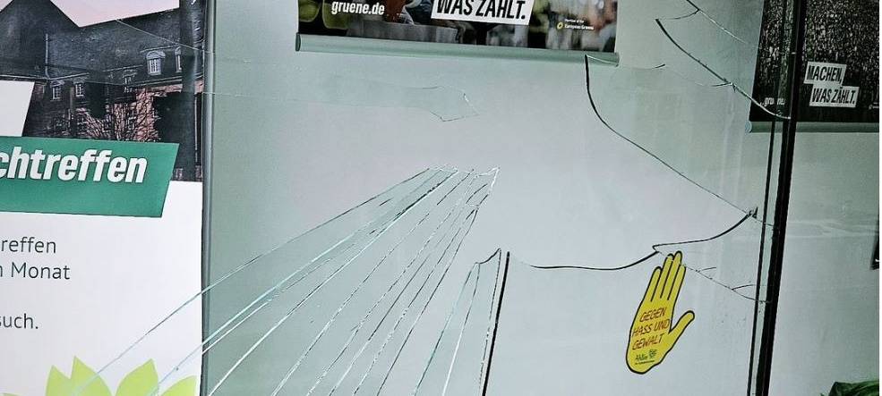 Scheibe am Parteibüro der Gelsenkirchener Grünen zerstört