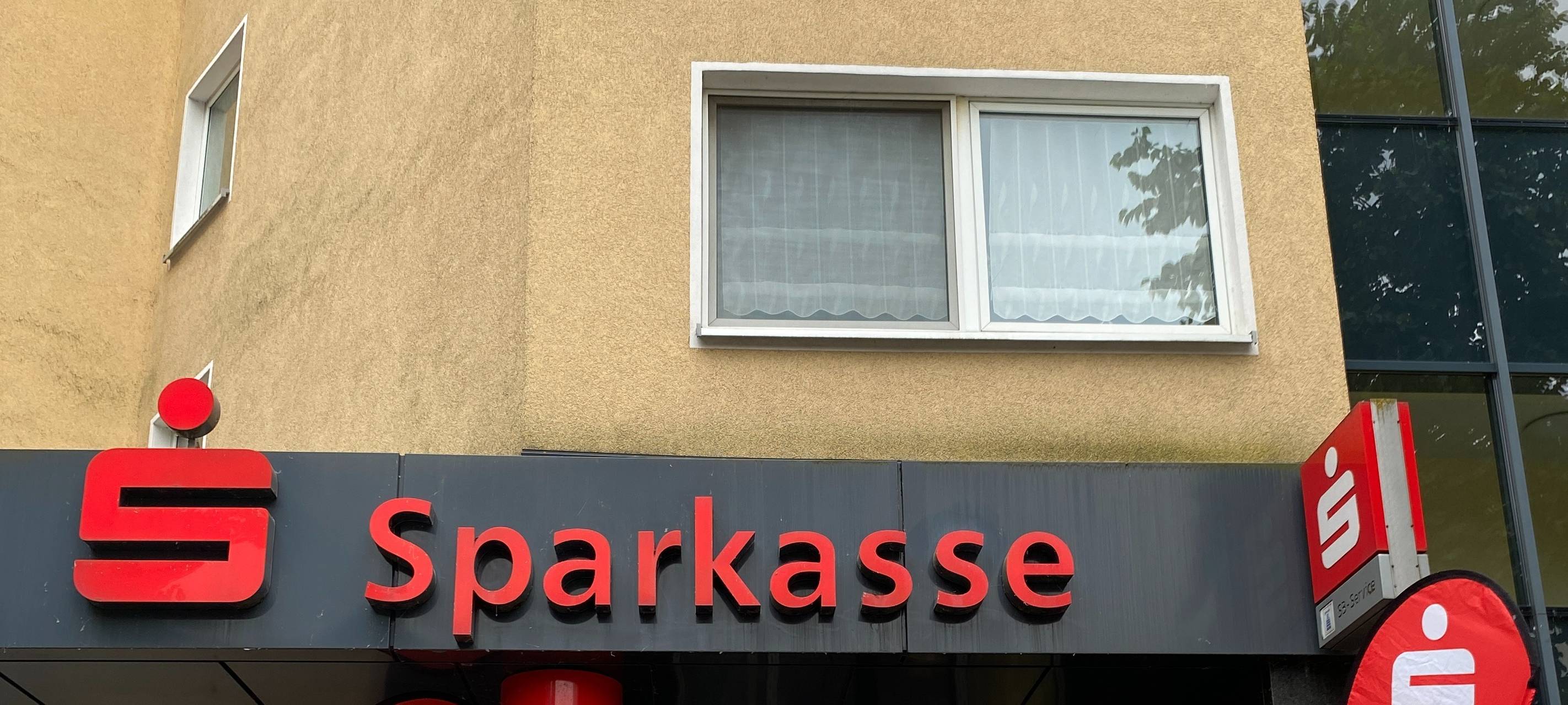 Nach Sprengung: Sparkasse Heßler öffnet wieder