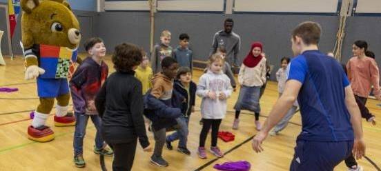 Tausende Kinder turnen mit EM-Maskottchen Albärt