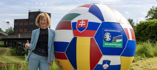 Gelsenkirchen: Fotowettbewerb mit bunten Stahl-Fußbällen