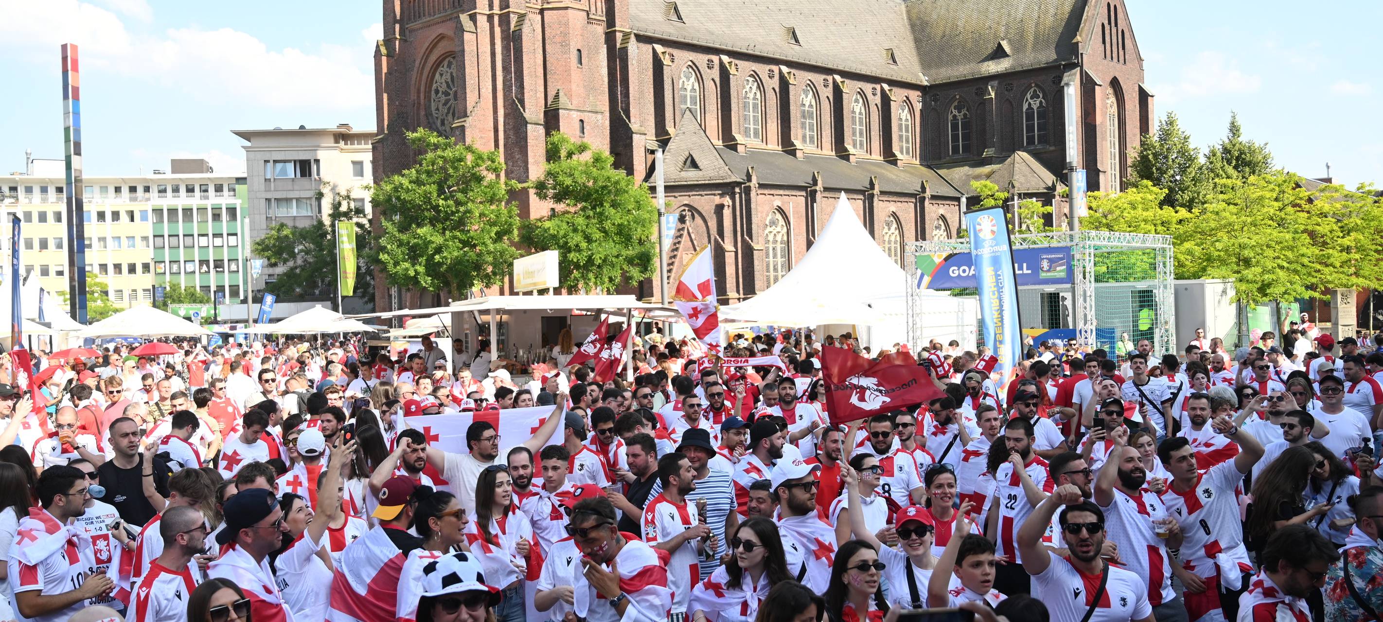 Drittes EM-Spiel: Fußball-Fans feiern friedlich in Gelsenkirchen