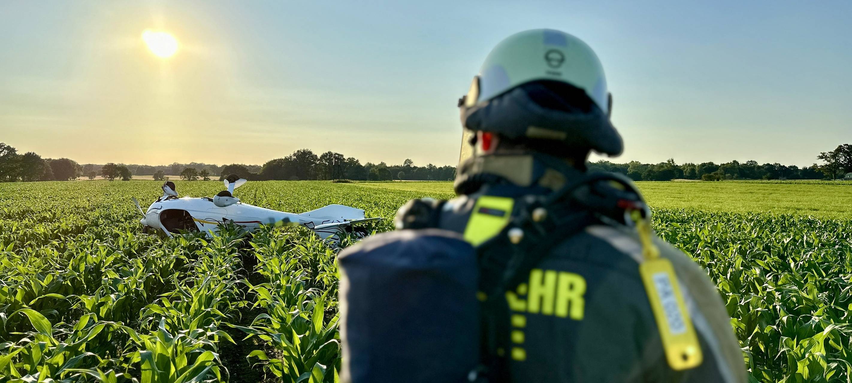 Flugplatz Schwarze Heide: Sportflieger landet kopfüber im Maisfeld