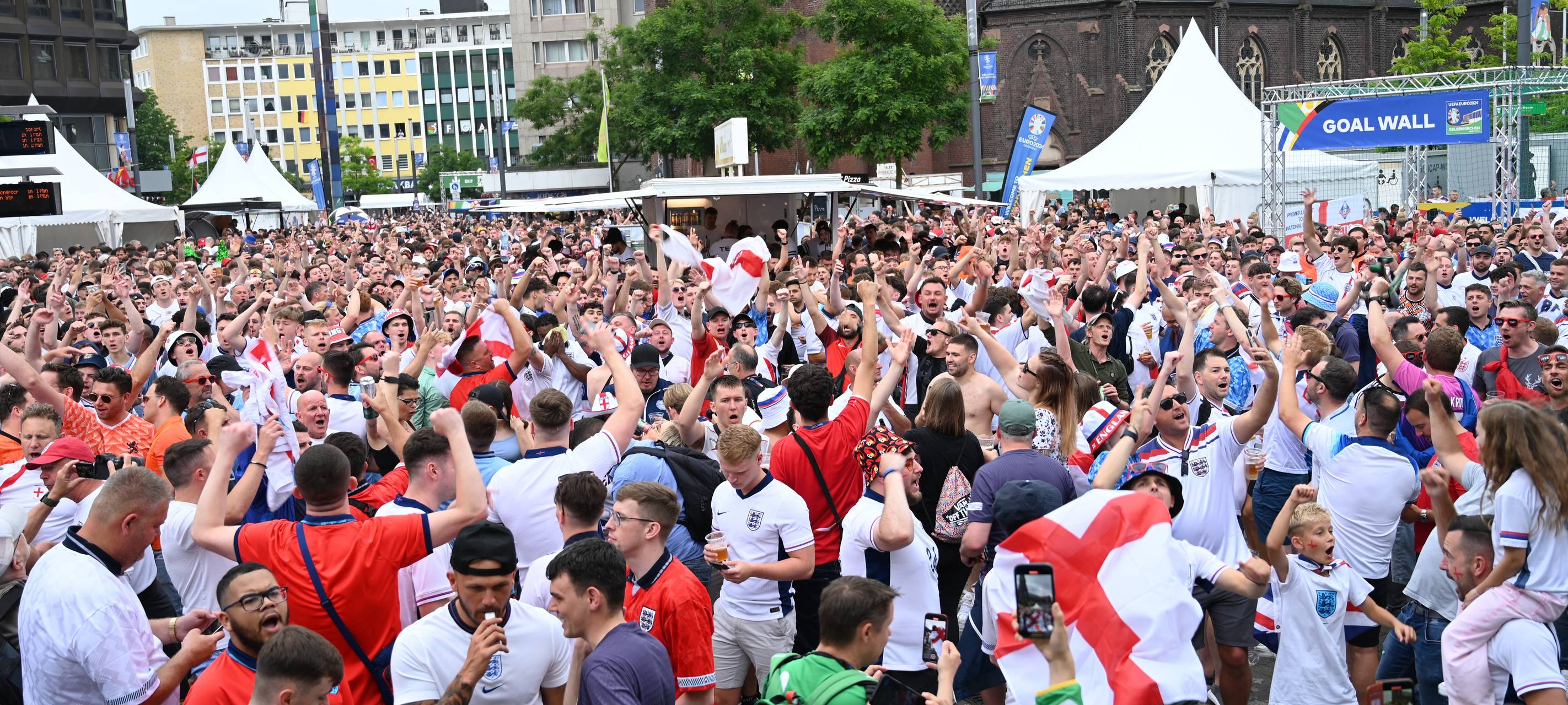4. EM-Spiel auf Schalke: Polizei lobt friedliche Fans
