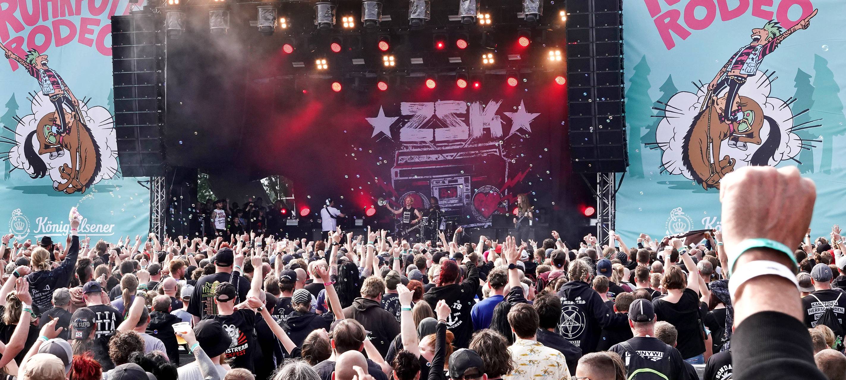 Tausende Punkrock-Fans bevölkern die Schwarze Heide