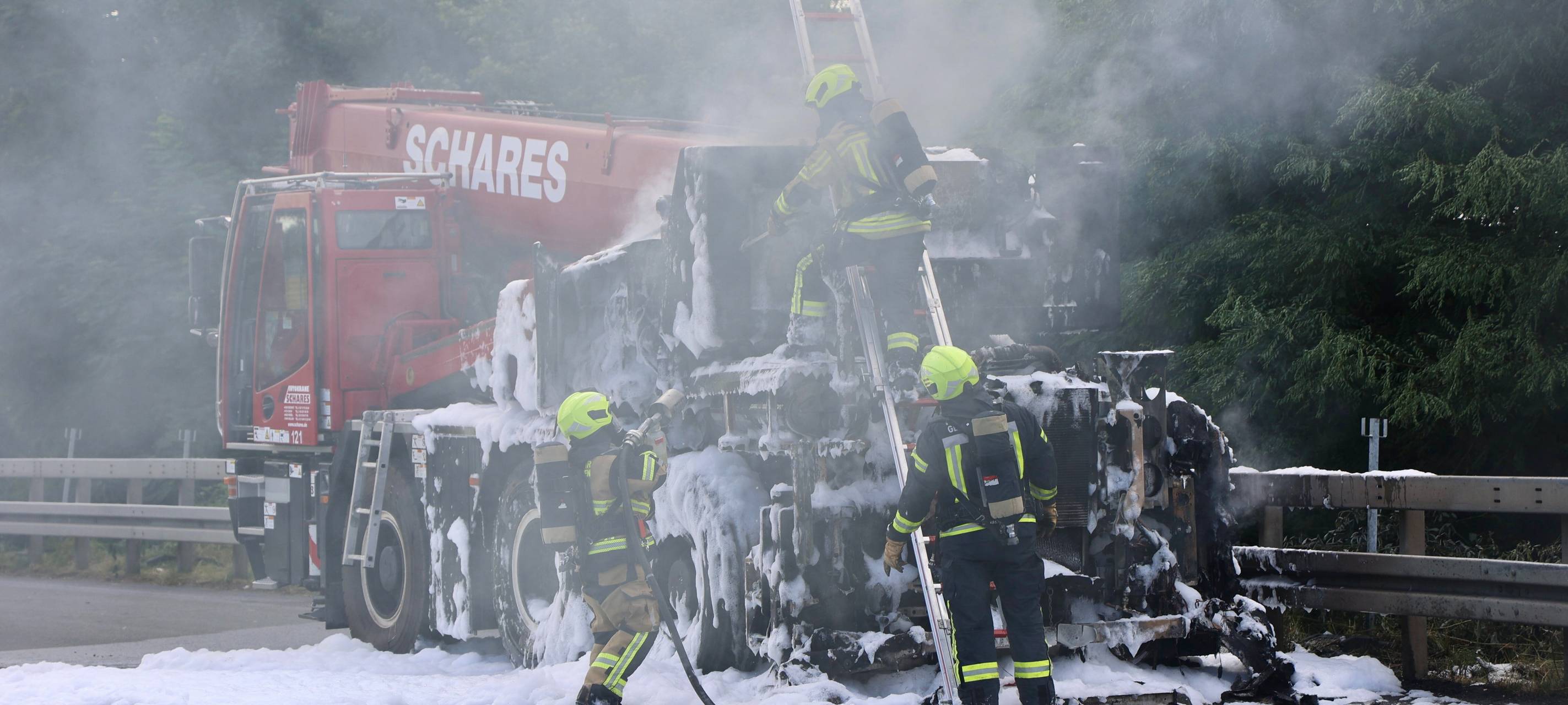 Brennender Autokran sorgt für stundenlange A42-Sperrung