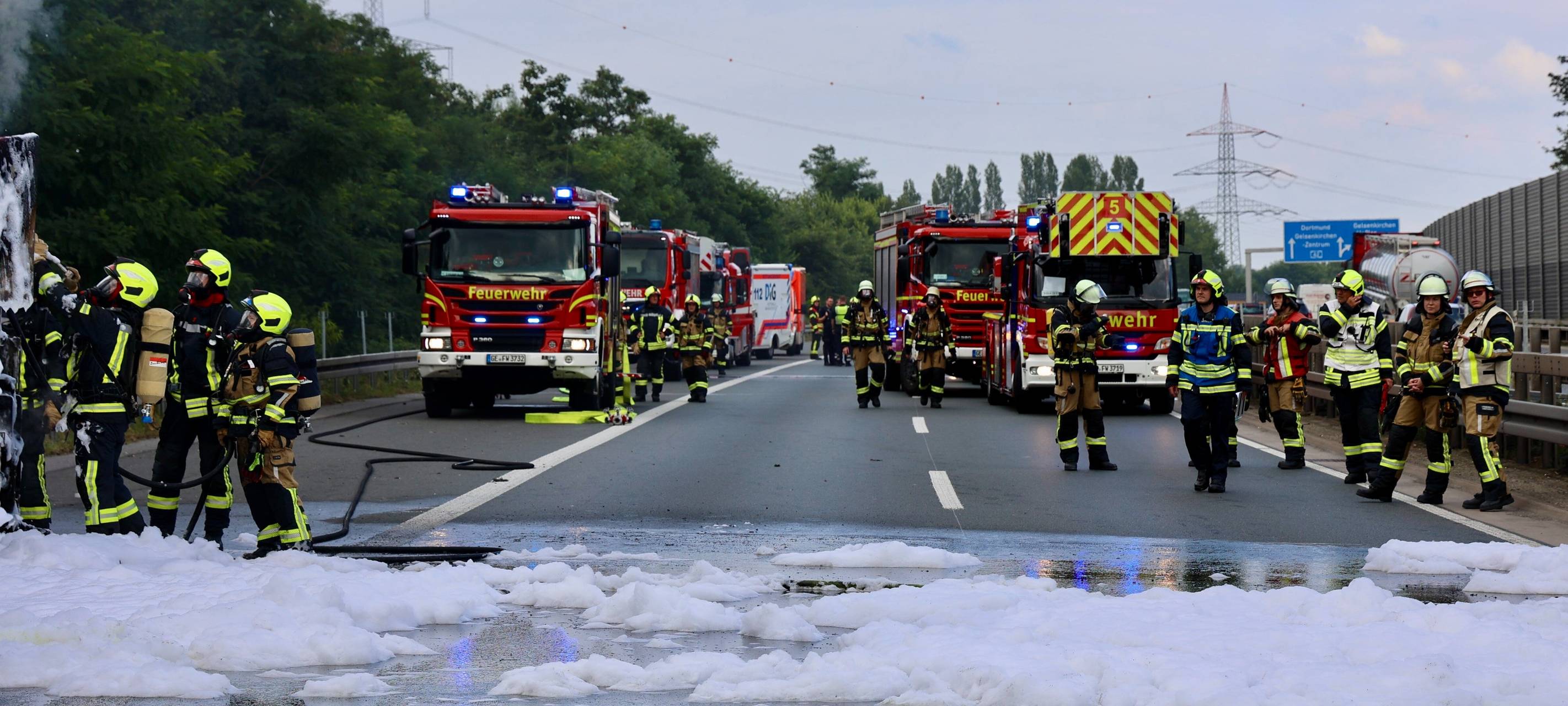 Brennender Autokran sorgt für stundenlange A42-Sperrung