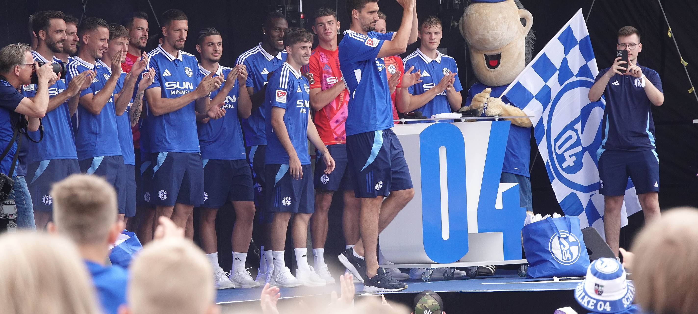 75.000 Fans feiern beim Schalke-Tag in Gelsenkirchen