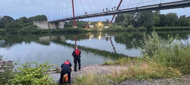 Übung: Feuerwehr taucht abends am Rhein-Herne-Kanal