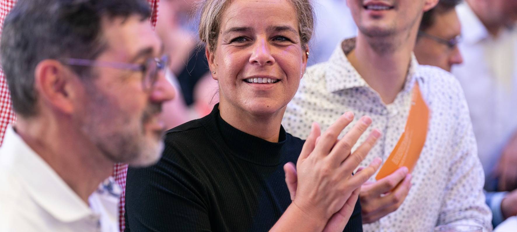 Fassanstich zum offiziellen Start der Cranger Kirmes