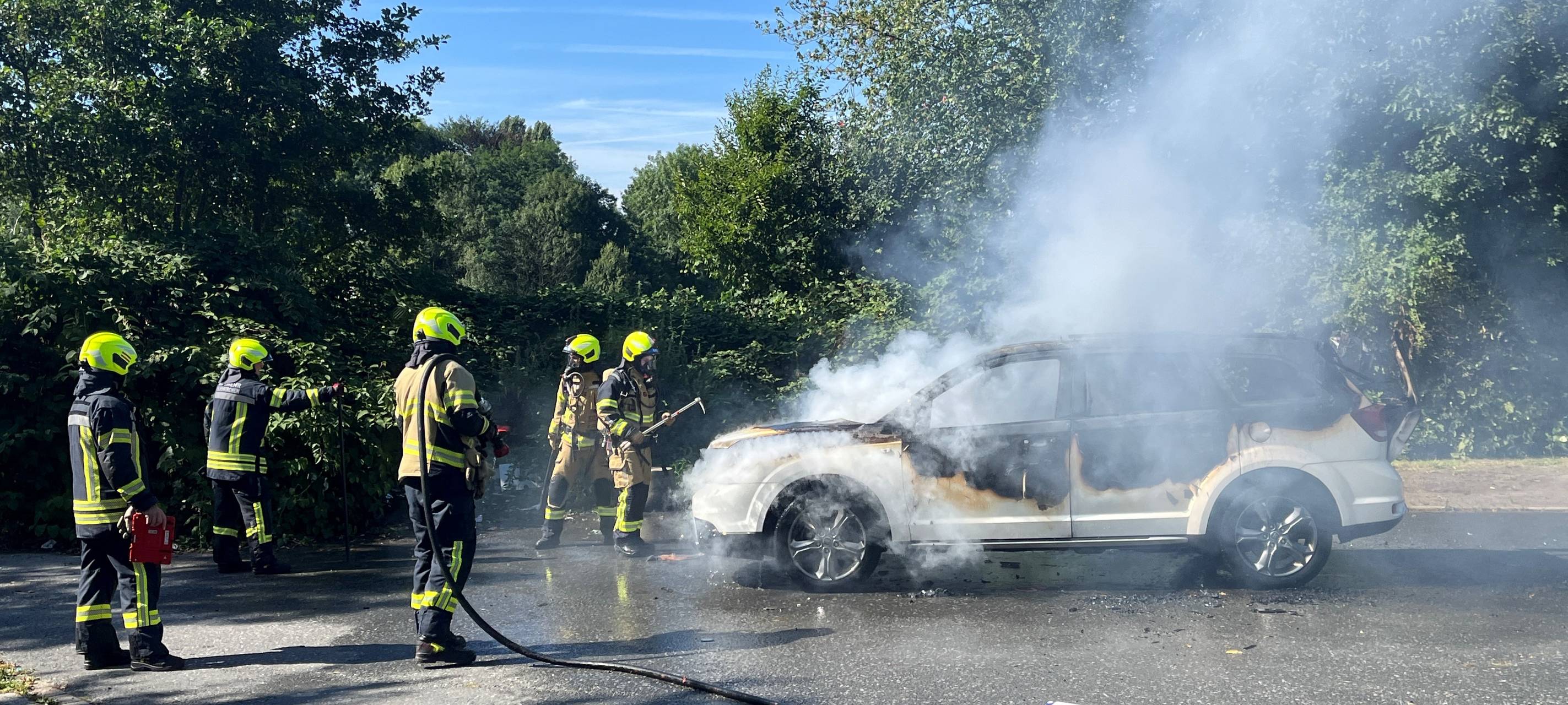 Auto brennt lichterloh in Gelsenkirchen