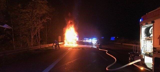 Brennender LKW auf der A2 bei Bottrop