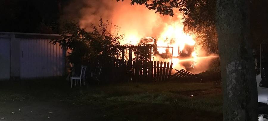 Gartenlaube im Bottroper Süden komplett in Flammen