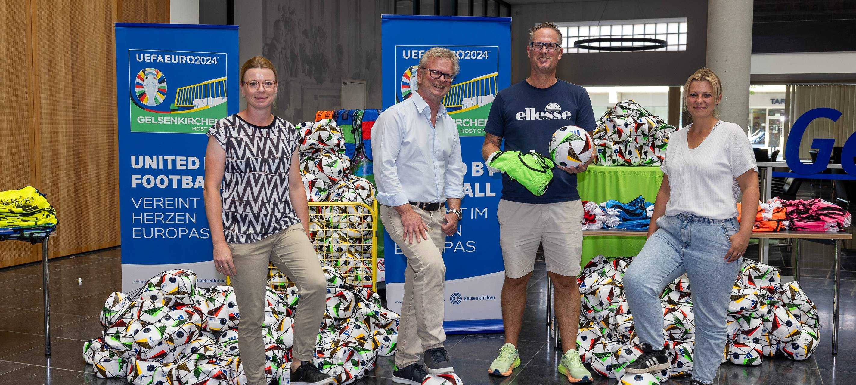 Stadt verschenkt 370 Fußbälle an Gelsenkirchener Vereine