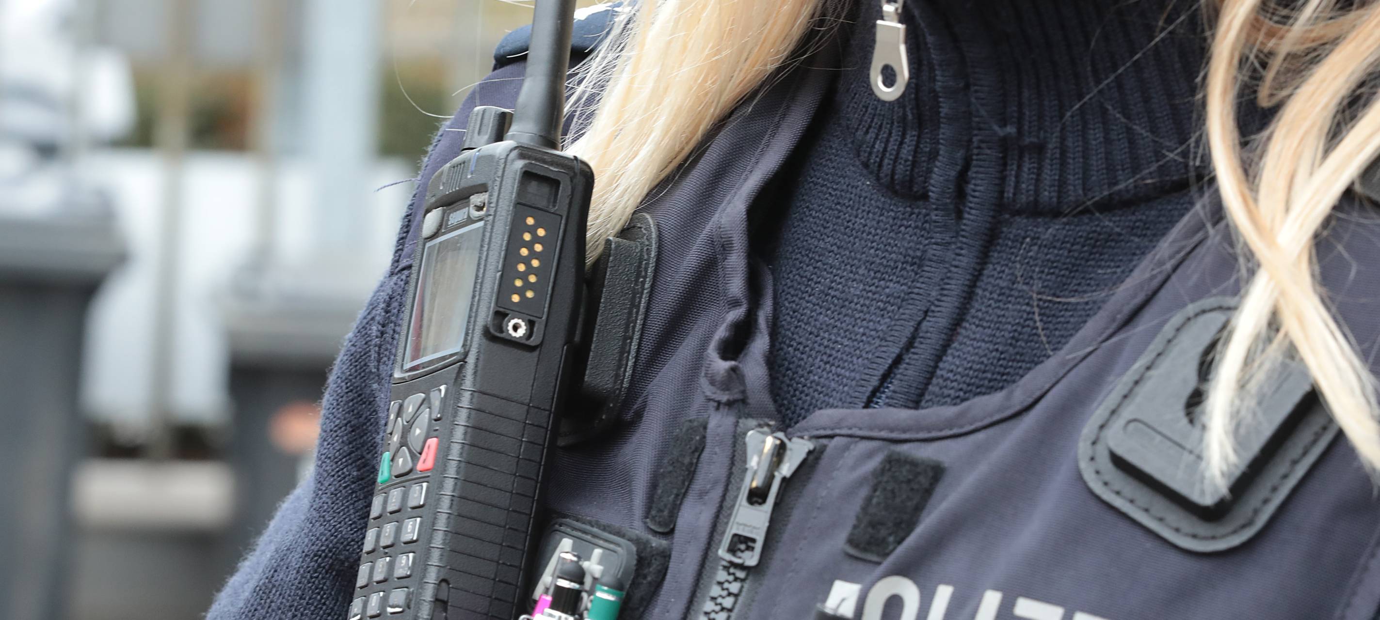 Gelsenkirchen: Polizistin die Treppe hinuntergestoßen