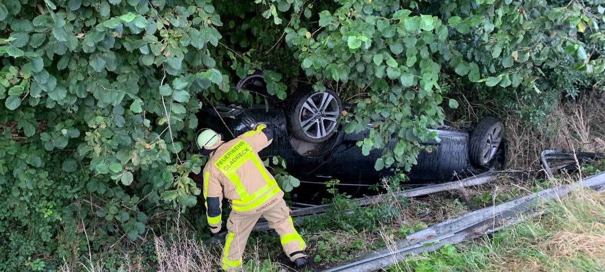 Gladbeck: Auto landet an der A2 im Graben