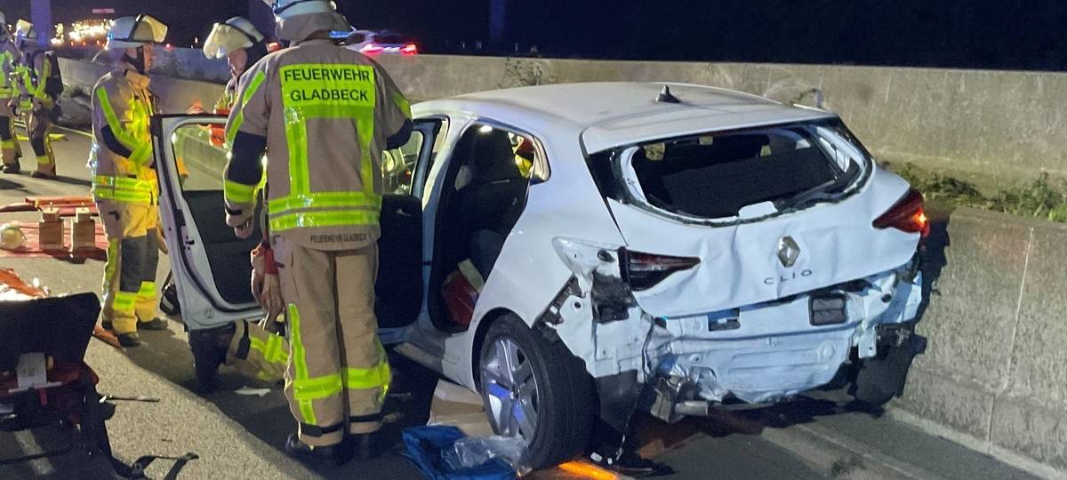 A2: Feuerwehr Gladbeck rettet eingeklemmte Frau aus Auto