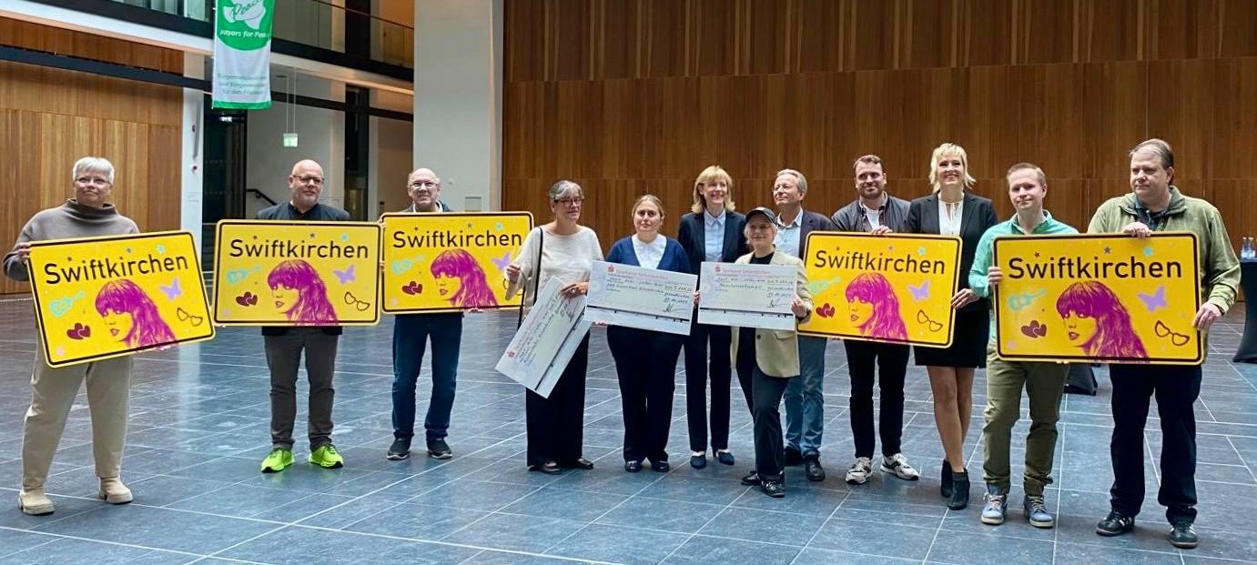 "Swiftkirchen"-Schilder bringen 27.500 € für den guten Zweck